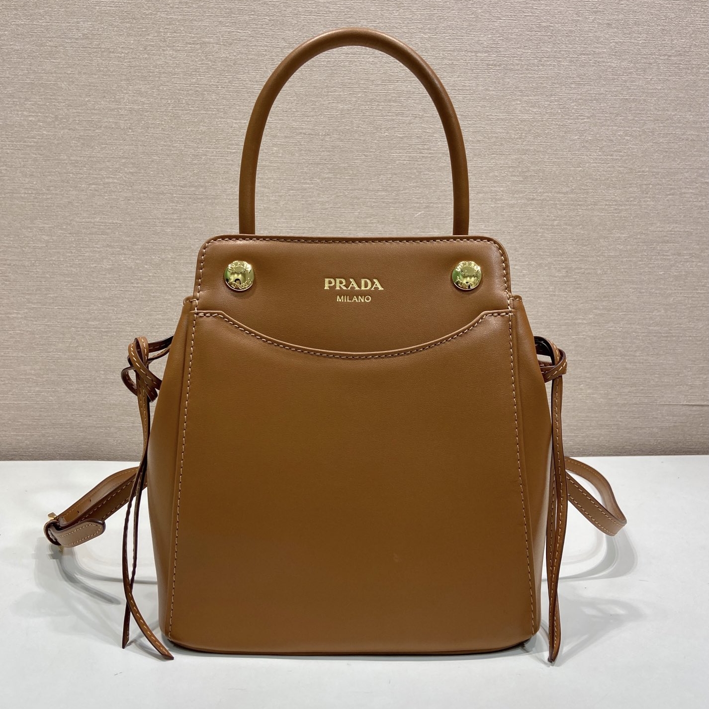 프라다 캐리 미니 가죽 핸드백 1BA496