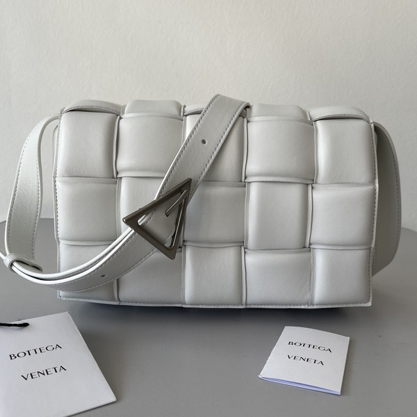 보테가베네타 토프 패디드 카세트백 화이트