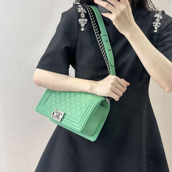 샤넬 보이백 미디움 캐비어 보이백 은장