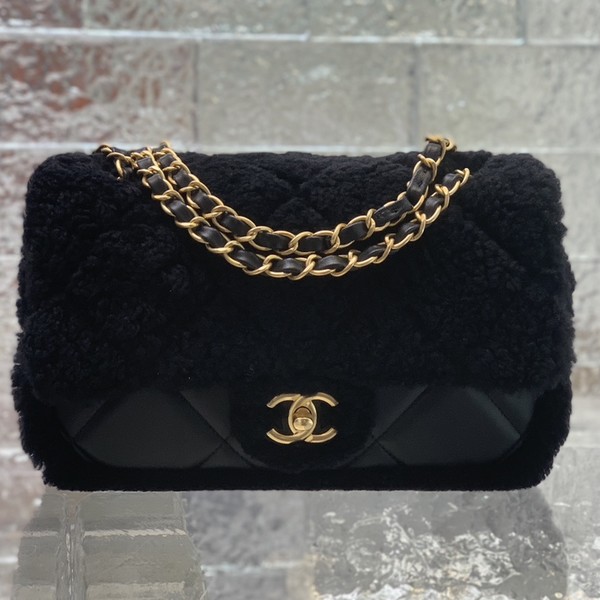 샤넬 최신상 시어링 랩스킨 플립백 23cm