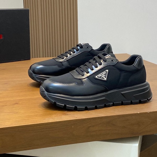 프라다 프랙스 01 가죽 스니커즈