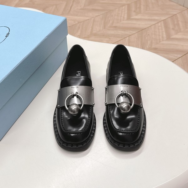 프라다 브러쉬드 레더 로퍼