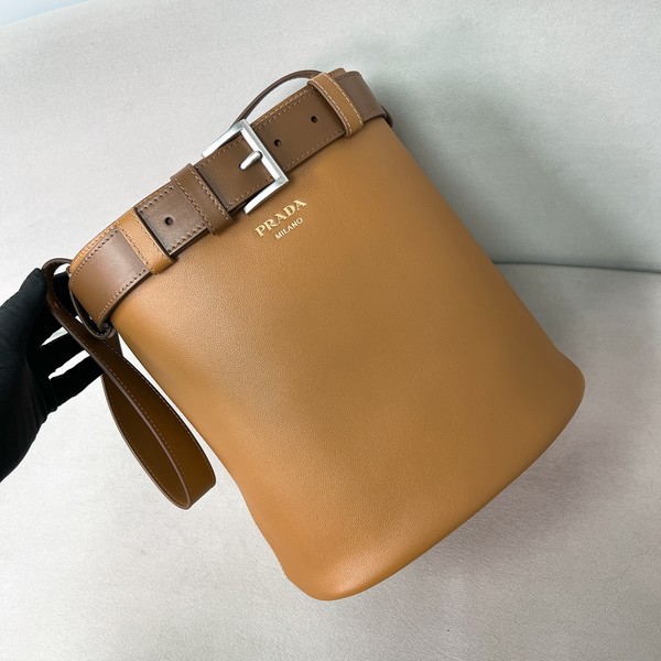 프라다 25ss 버클 숄더 백 1BE085