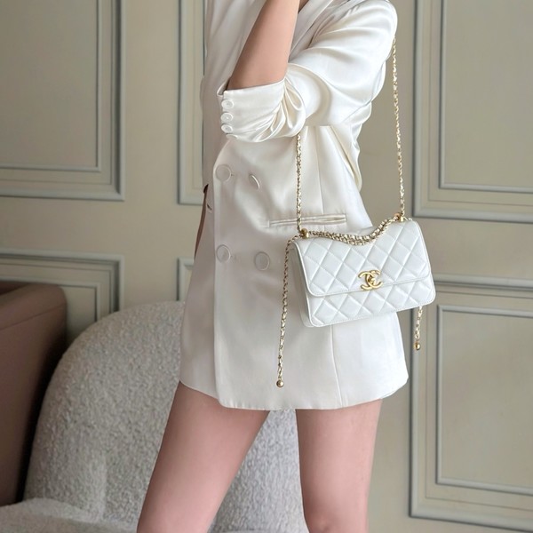 샤넬 미니 플랩 백 화이트 금장 AS2615