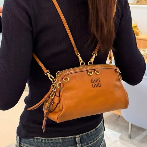 미우미우 26FW 프린트 레더 숄더 5BF131