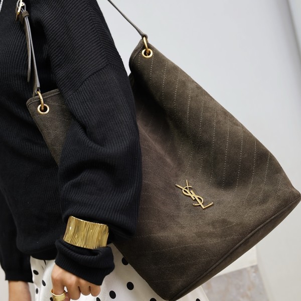 생로랑 카산드라 니키 서플 스웨이드 버킷 844346