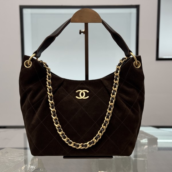 샤넬 26C 크루즈 맥시 호보 라지 메탈 스웨이드 AS5978