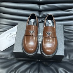 프라다  로퍼로  브러쉬드 삼각로고 블랙