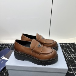 프라다 가죽  삼각 로퍼