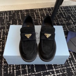 프라다 스웨이드 삼각 블랙 로퍼