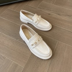 25SS 샤넬 카프스킨 메탈 로퍼 화이트