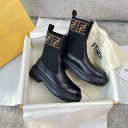 펜디 도미노 블랙 가죽 바이커 부츠