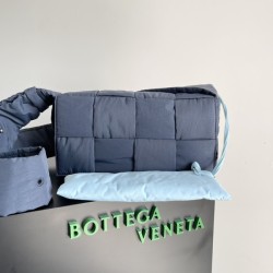 보테가 베네타 필로우 카세트 크로스 30