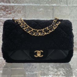 샤넬 최신상 시어링 랩스킨 플립백 23cm