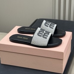 미우미우 캔버스 슬라이드 뮬 슬리퍼