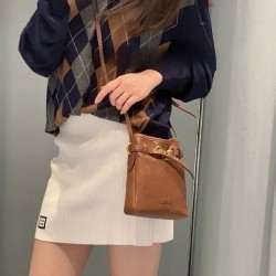 미우미우 벨트 후크 나파 가죽 파우치 5NR461