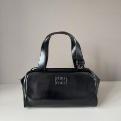 미우미우 25FW 레더 탑 핸들 5BB182