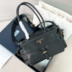 프라다 익스플로어 미디엄 레더 토트 1BG596