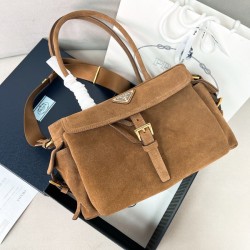 프라다 익스플로어 미디엄 스웨이드 1BG596