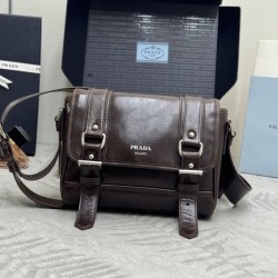 프라다 25FW 빈티지 레더 버클 익스플로러 2VD078